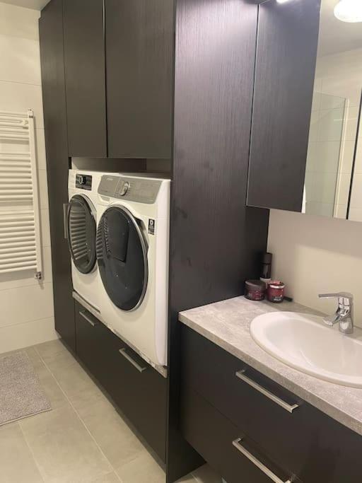 Beautiful Apartment Near Airport Njarthvik Bagian luar foto