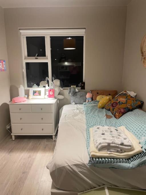 Beautiful Apartment Near Airport Njarthvik Bagian luar foto