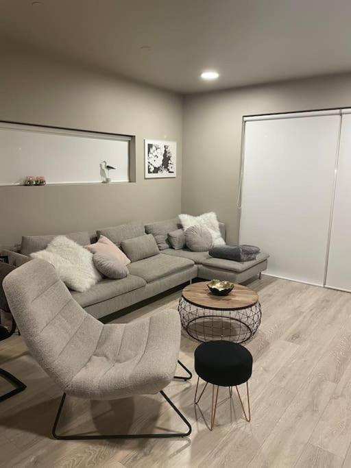 Beautiful Apartment Near Airport Njarthvik Bagian luar foto