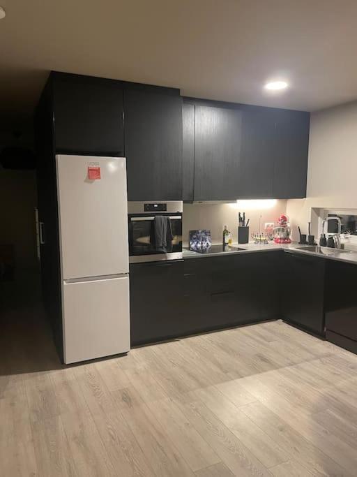 Beautiful Apartment Near Airport Njarthvik Bagian luar foto