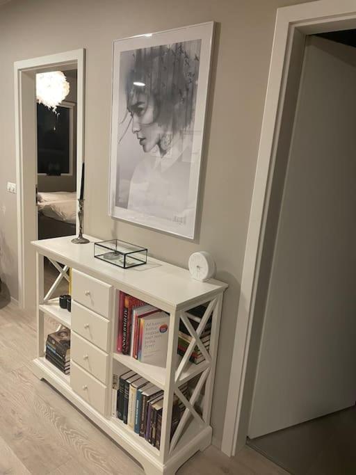 Beautiful Apartment Near Airport Njarthvik Bagian luar foto